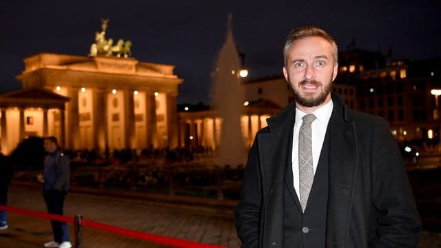 Jan Böhmermann hat Kanzlerin Angela Merkel wegen ihrer kritischen Einschätzung seines "Schmähgedichts" auf den türkischen Präsidenten Recep Tayyip Erdogan verklagt. Jan Böhmermann hat Kanzlerin Angela Merkel wegen ihrer kritischen Einschätzung seines "Schmähgedichts" auf den türkischen Präsidenten Recep Tayyip Erdogan verklagt.