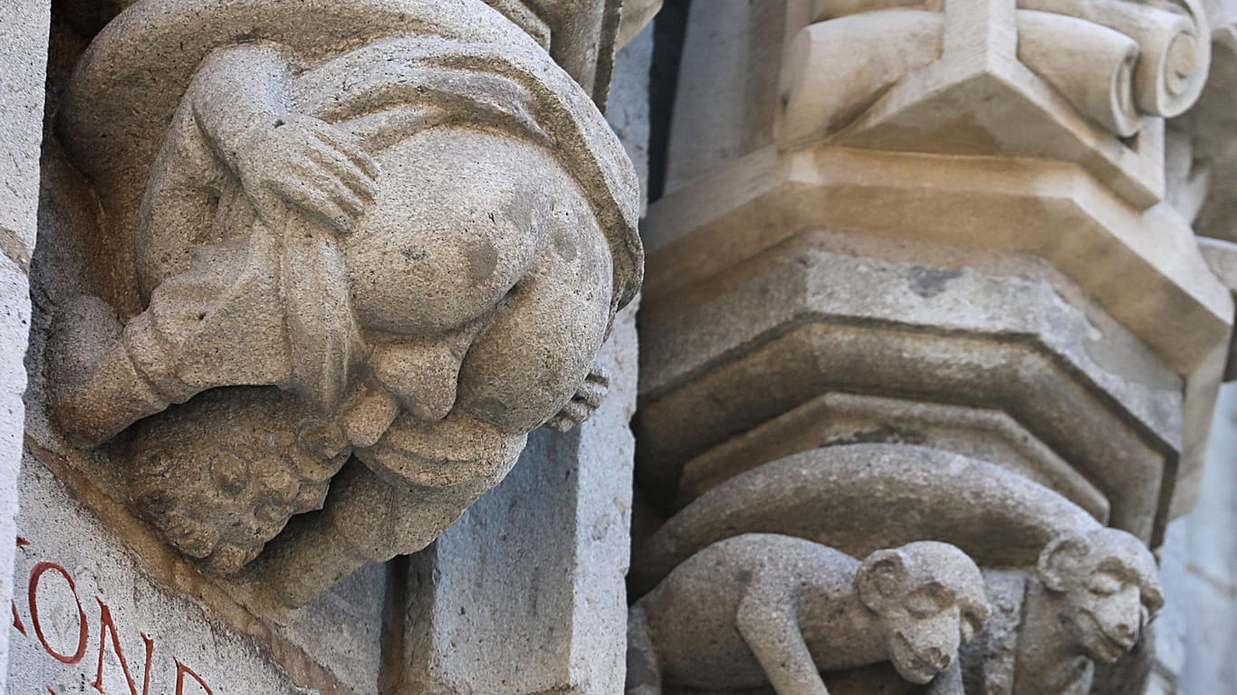 Zu sehen am Rathaus-Turm in Köln: Ein Steinmännchen hat offenbar Oralverkehr mit sich selbst.