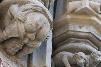 Zu sehen am Rathaus-Turm in Köln: Ein Steinmännchen hat offenbar Oralverkehr mit sich selbst.