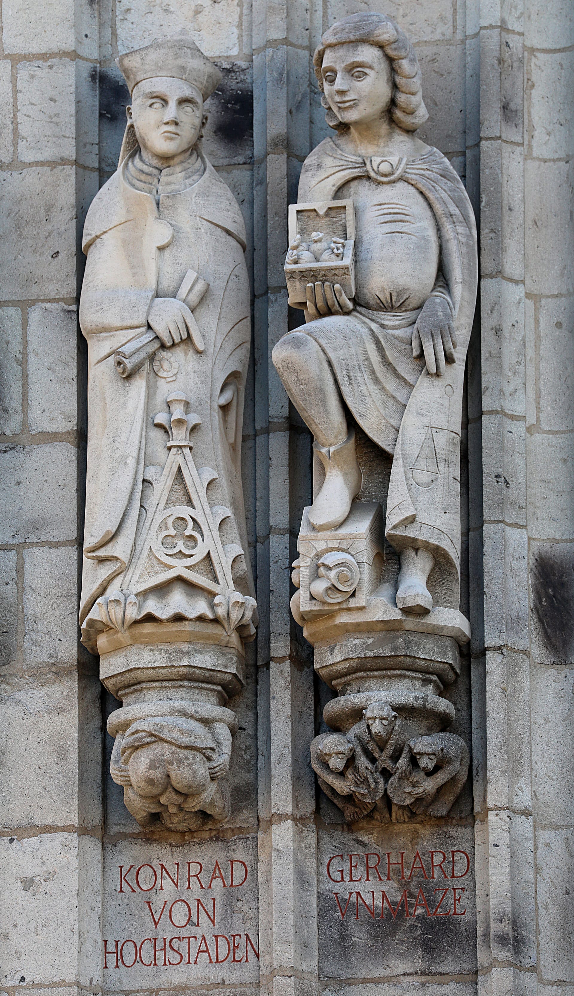 Erkennbar auf den zweiten Blick: Das obszöne Männlein versteckt sich am Fuß der Statue von Erzbischof Konrad von Hochstaden.
