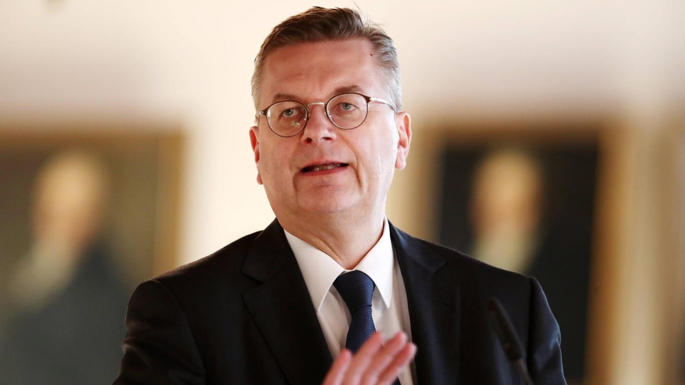 Seit knapp drei Jahren im Amt: Reinhard Grindel wurde am 16. April 2016 zum DFB-Präsidenten gewählt.
