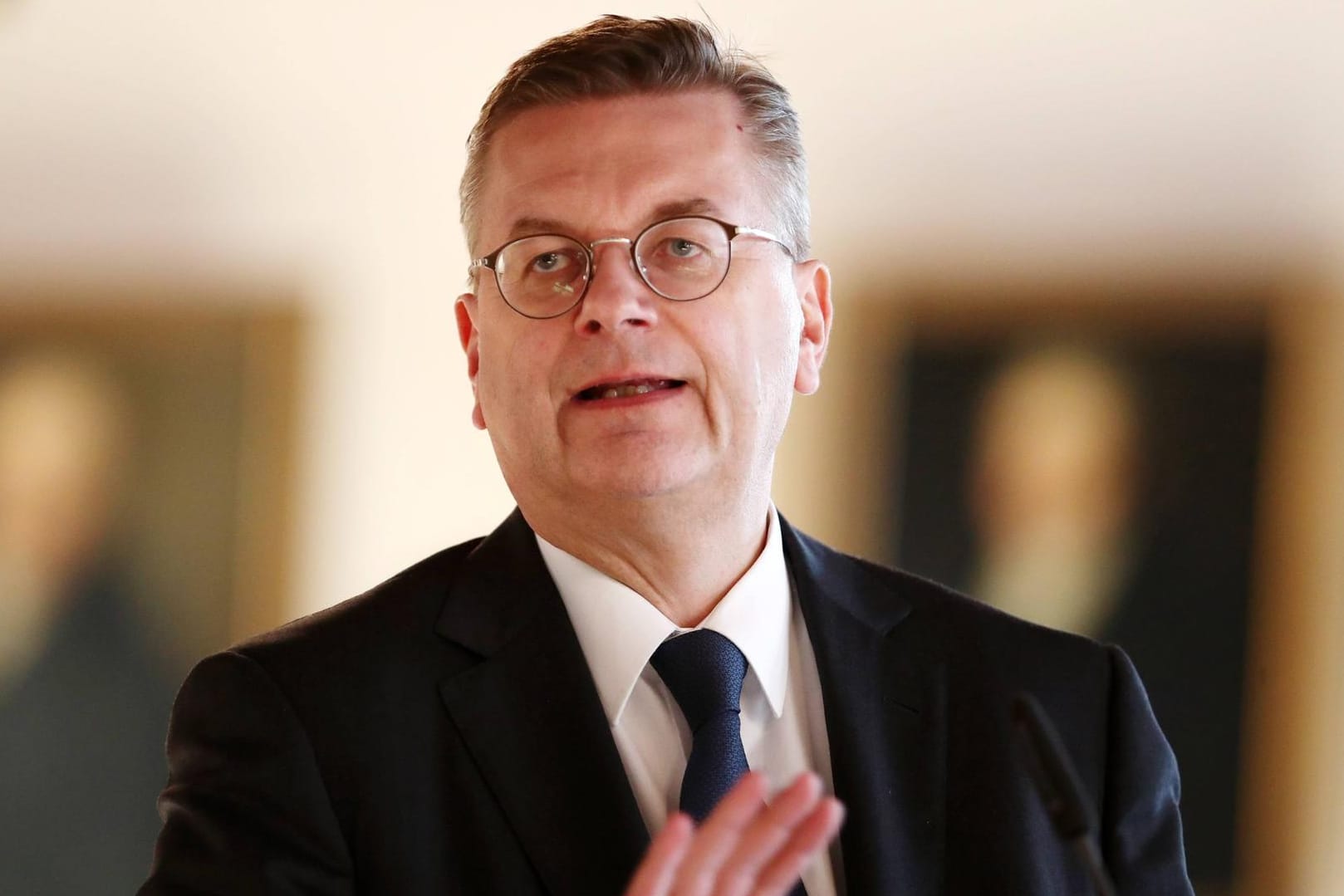 Seit knapp drei Jahren im Amt: Reinhard Grindel wurde am 16. April 2016 zum DFB-Präsidenten gewählt.