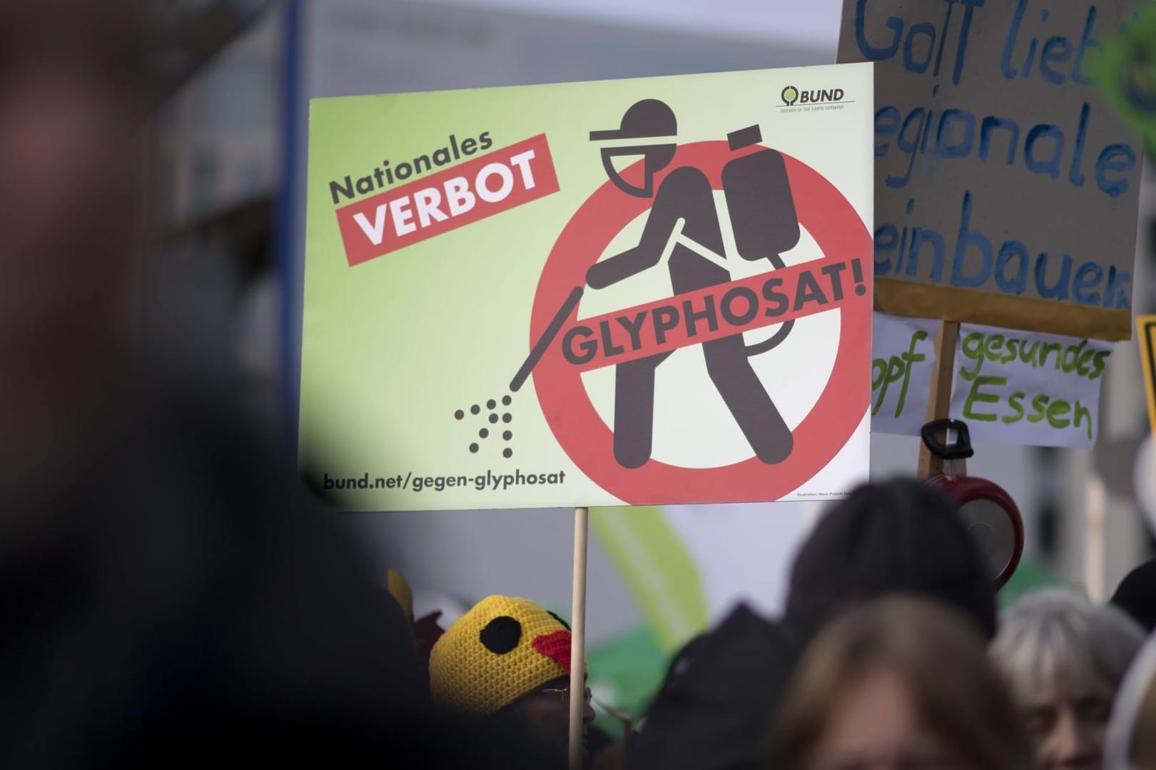 Hochumstritten: Der Widerstand gegen Glyphosat ist groß. Das Bundesinstitut für Risikobewertung hat die Veröffentlichung eines kritischen Gutachtens mit Verwies auf Urheberrecht untersagen lassen.