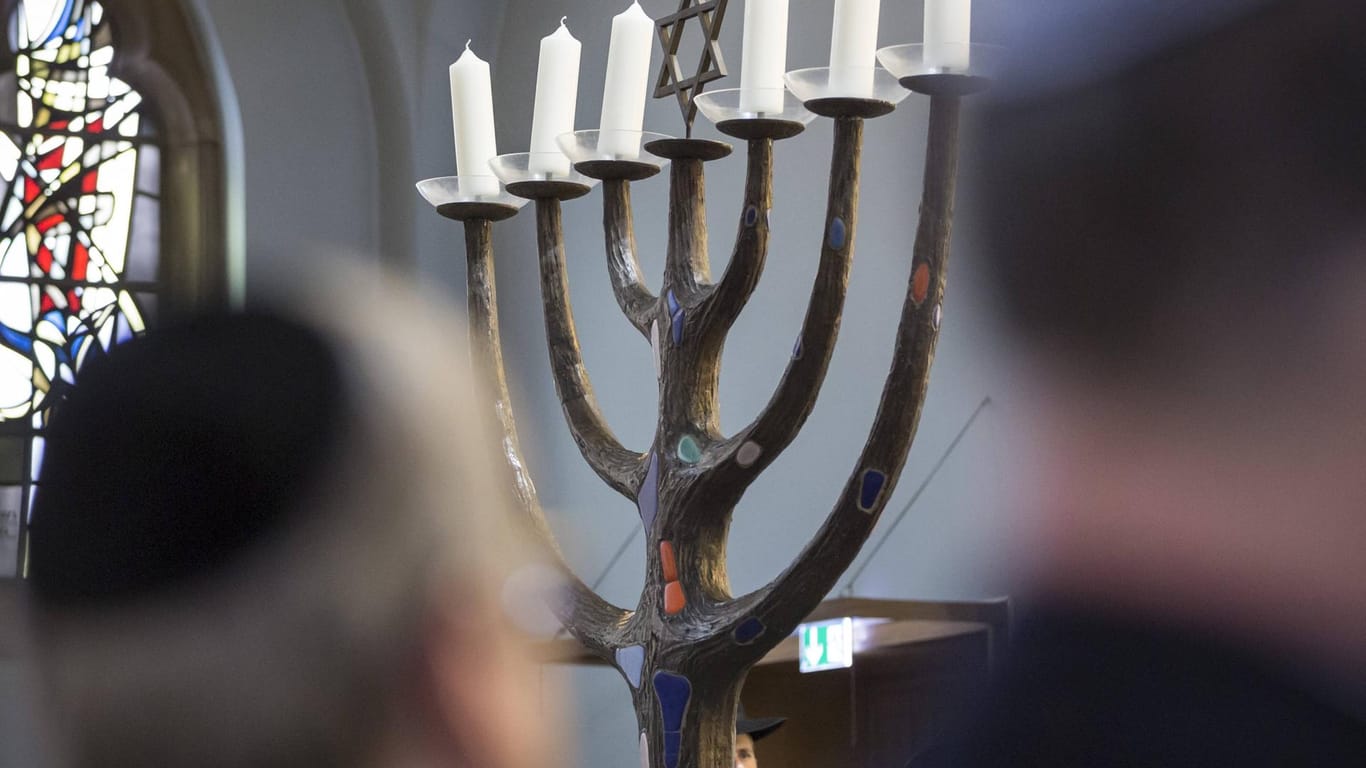 Menora in der Kölner Synagoge: Der neue Rabbiner Yechiel Brukner ist in Köln immer wieder beschimpft und geschmäht worden.