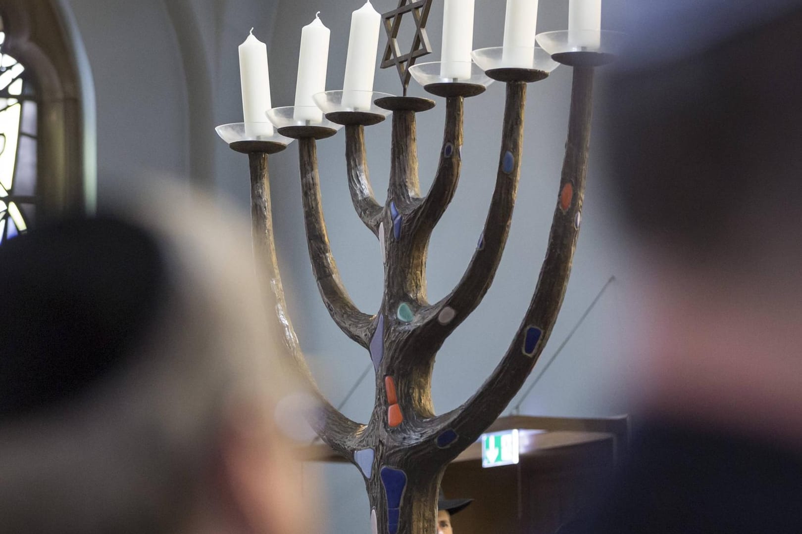 Menora in der Kölner Synagoge: Der neue Rabbiner Yechiel Brukner ist in Köln immer wieder beschimpft und geschmäht worden.