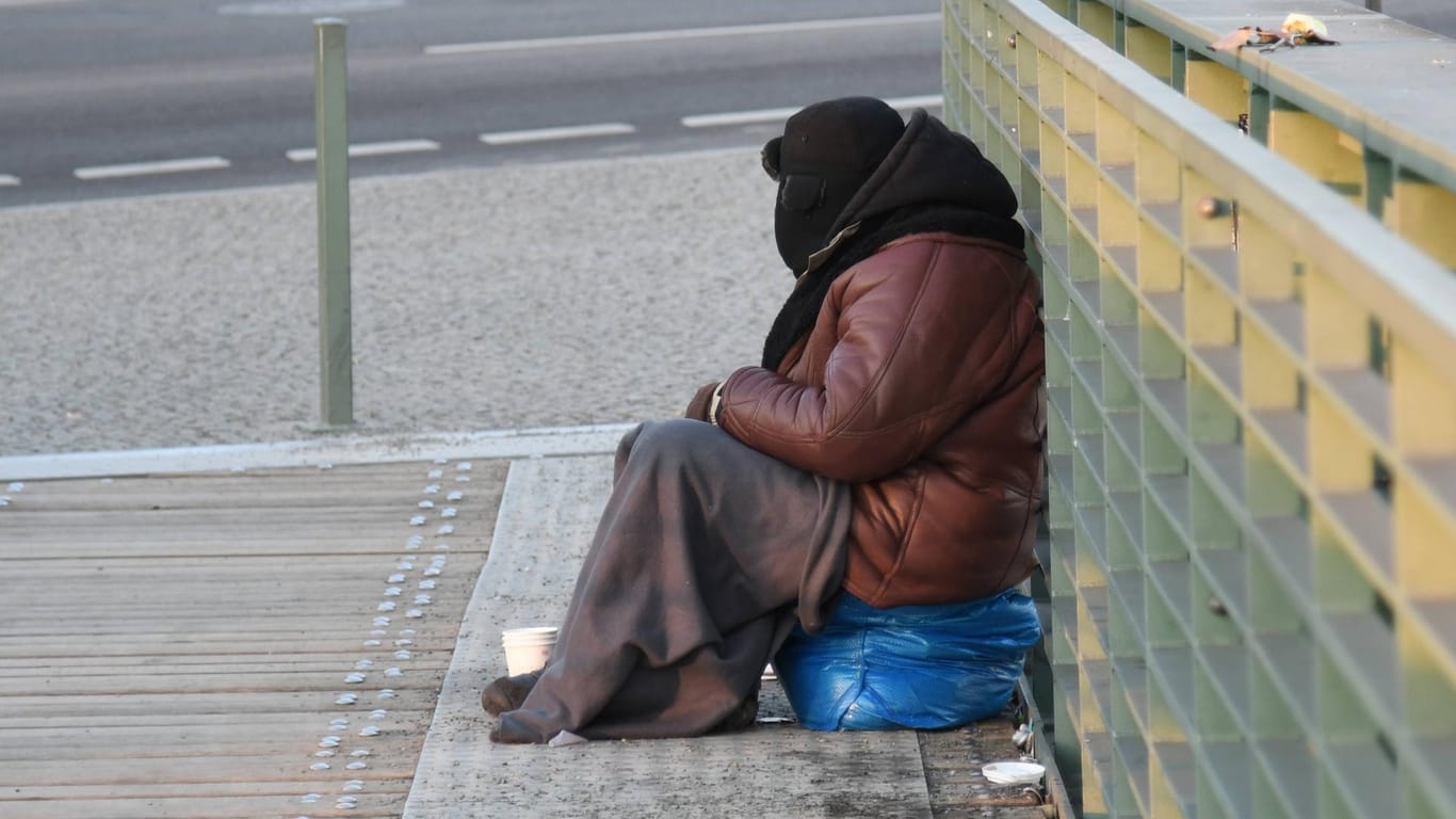 In Berlin ist ein schlafender Obdachloser mit Knüppeln verprügelt worden. (Symbolbild)