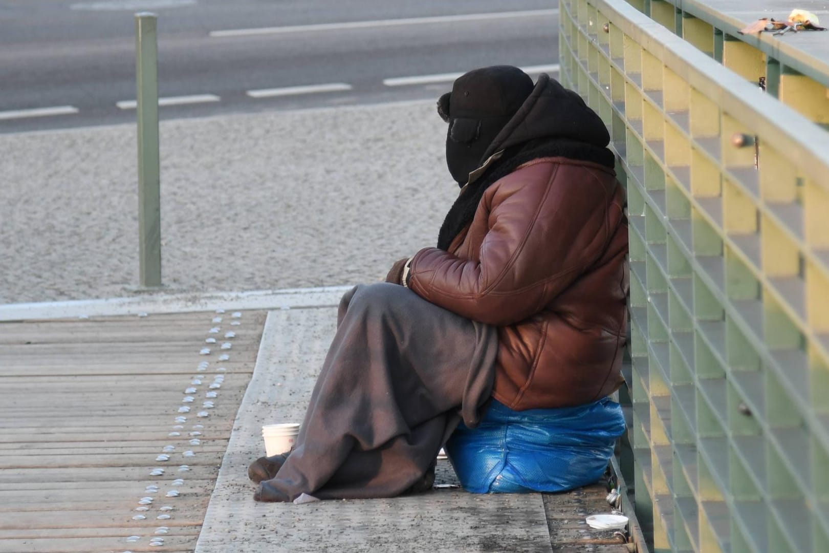 In Berlin ist ein schlafender Obdachloser mit Knüppeln verprügelt worden. (Symbolbild)