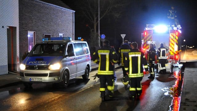 Polizei und Feuerwehr am Unglücksort.