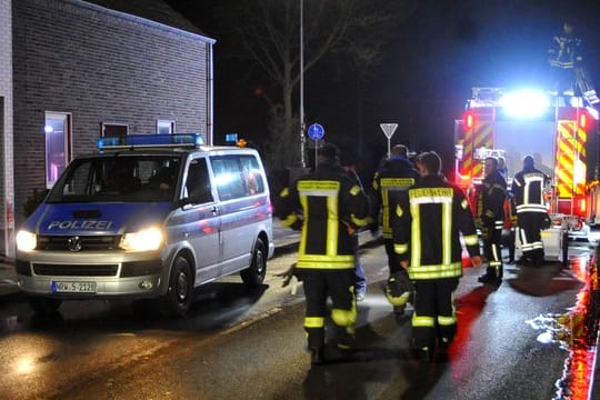 Polizei und Feuerwehr am Unglücksort.