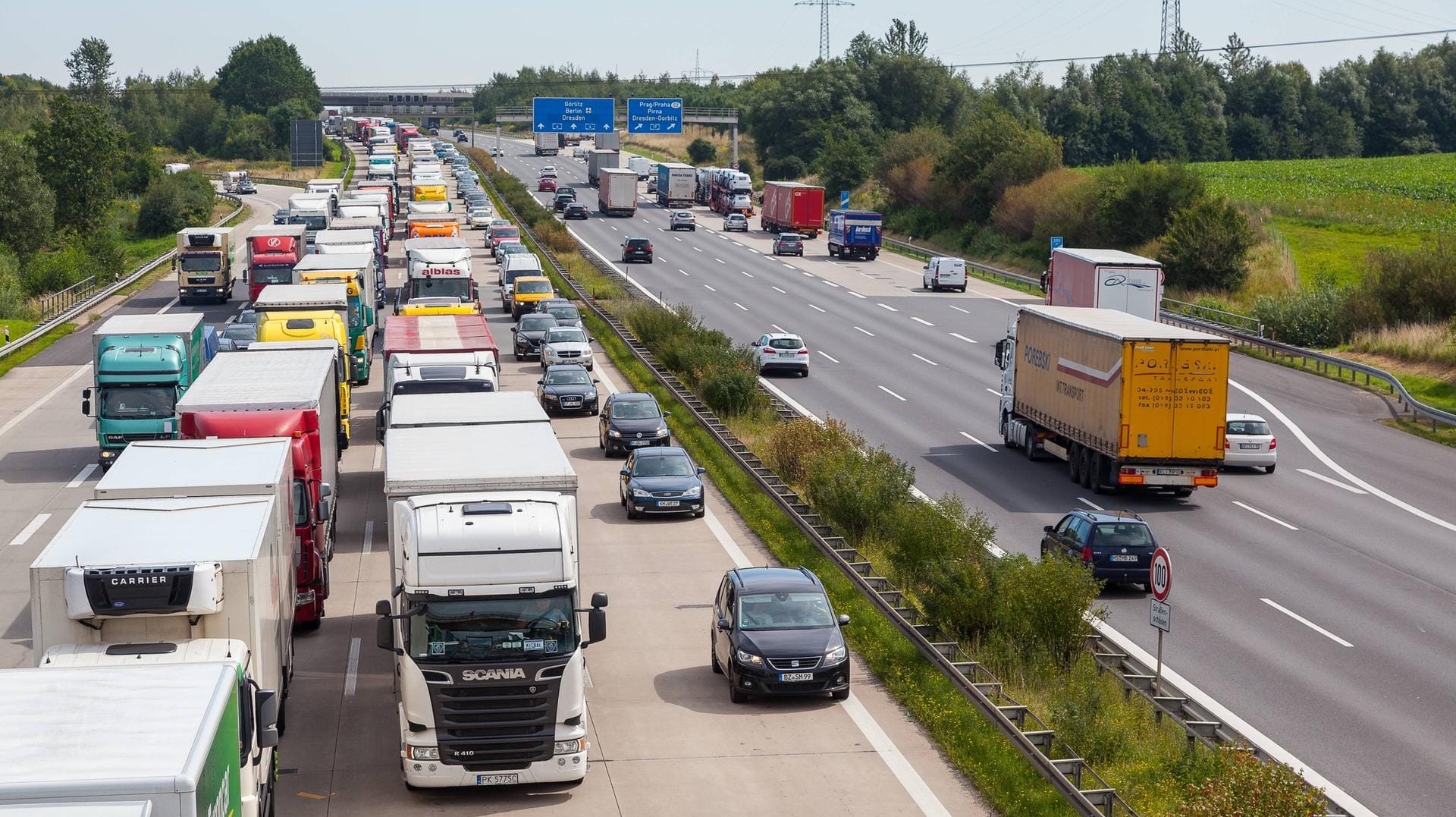 Lkw im Stau: Spediteure manipulieren mit einem Emulator die Abgasreinigung in ihren Fahrzeugen (Symbolbild)