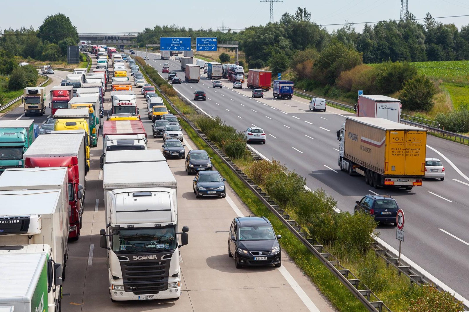 Lkw im Stau: Spediteure manipulieren mit einem Emulator die Abgasreinigung in ihren Fahrzeugen (Symbolbild)