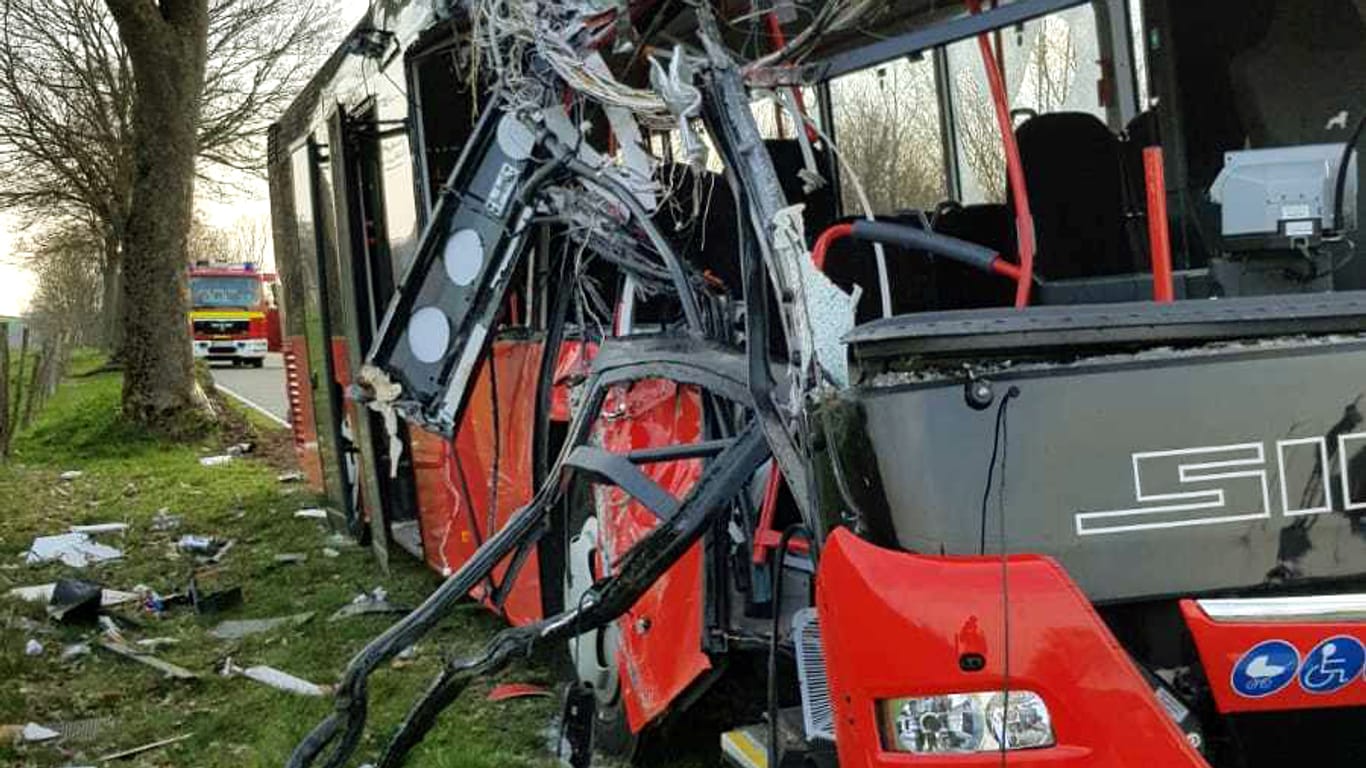 Lichtenau, Nordrhein-Westfalen: Bei dem Unfall wurden 20 Personen verletzt.