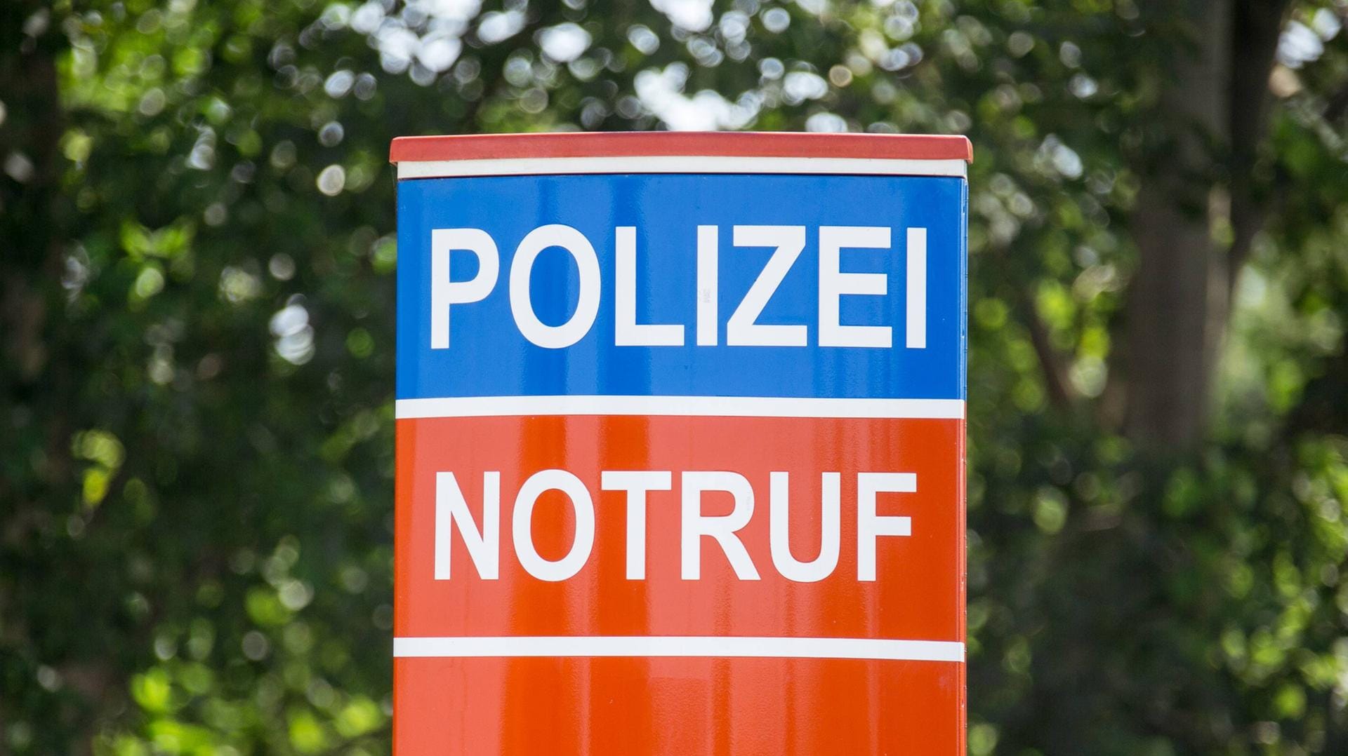 Mit einem Aprilscherz hat eine 28-jährige Frau einen Einsatz von Polizei und Rettungskräften ausgelöst. (Symbolbild)