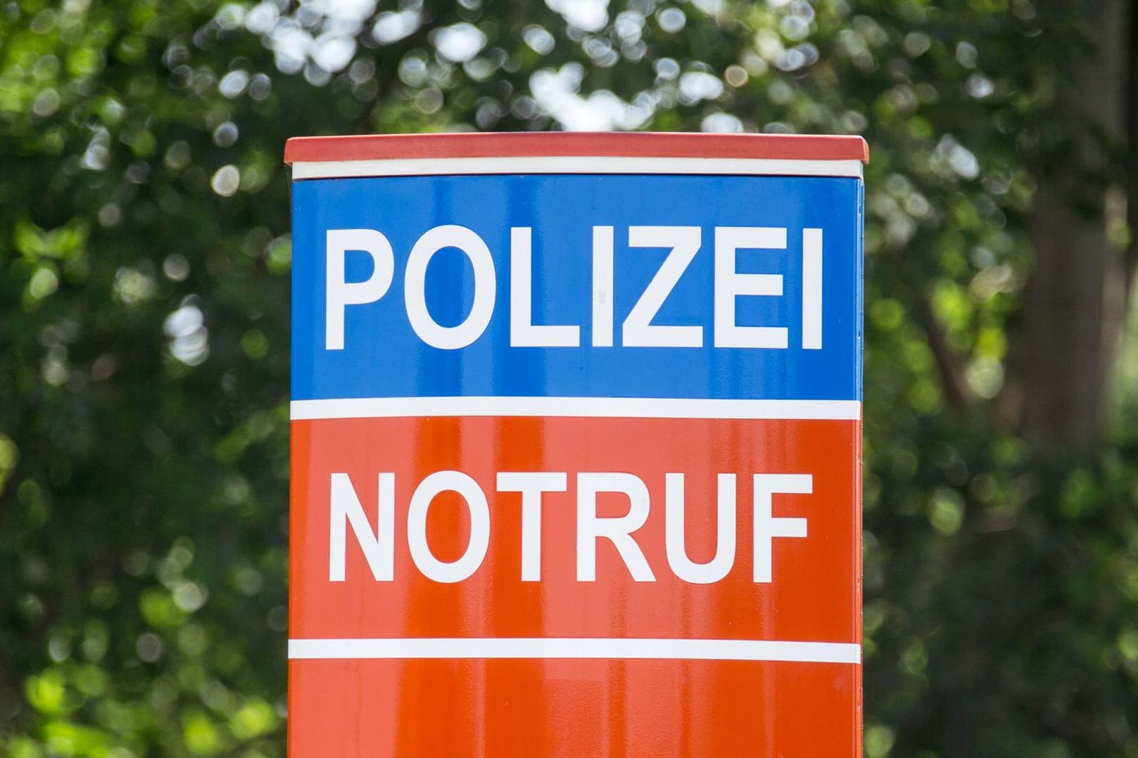Mit einem Aprilscherz hat eine 28-jährige Frau einen Einsatz von Polizei und Rettungskräften ausgelöst. (Symbolbild)