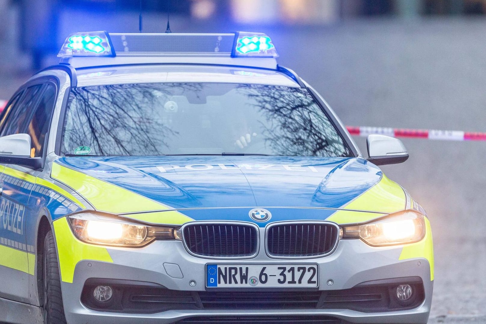 Ein zweijähriger Junge ist aus dem dritten Stock eines Hauses in Bochum gestürzt und lebensgefährlich verletzt worden. (Symbolbild)