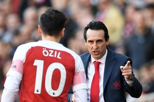 Arsenal-Trainer Unai Emery (r) gibt während eines Spiels Mesut Özil Anweisungen.