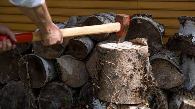 Der Hackklotz sollte so hoch sein, dass der Stiel der Axt parallel zum Boden verläuft, wenn die Klinge das Holz trifft.