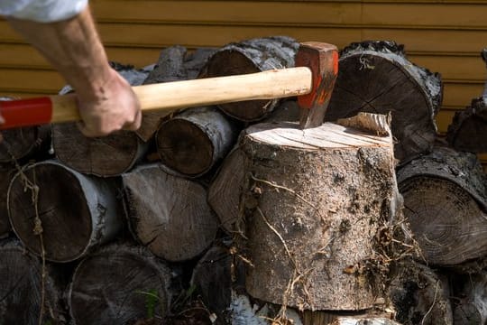 Der Hackklotz sollte so hoch sein, dass der Stiel der Axt parallel zum Boden verläuft, wenn die Klinge das Holz trifft.