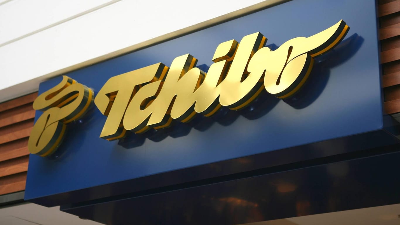 Tchibo-Logo an einem Geschäft: Der Kaffeeröster und Einzelhändler setzt sich für faire Löhne für Beschäftigte ein.