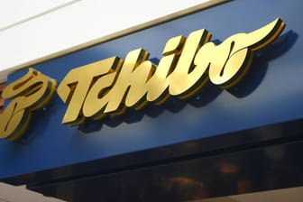 Tchibo-Logo an einem Geschäft: Der Kaffeeröster und Einzelhändler setzt sich für faire Löhne für Beschäftigte ein.