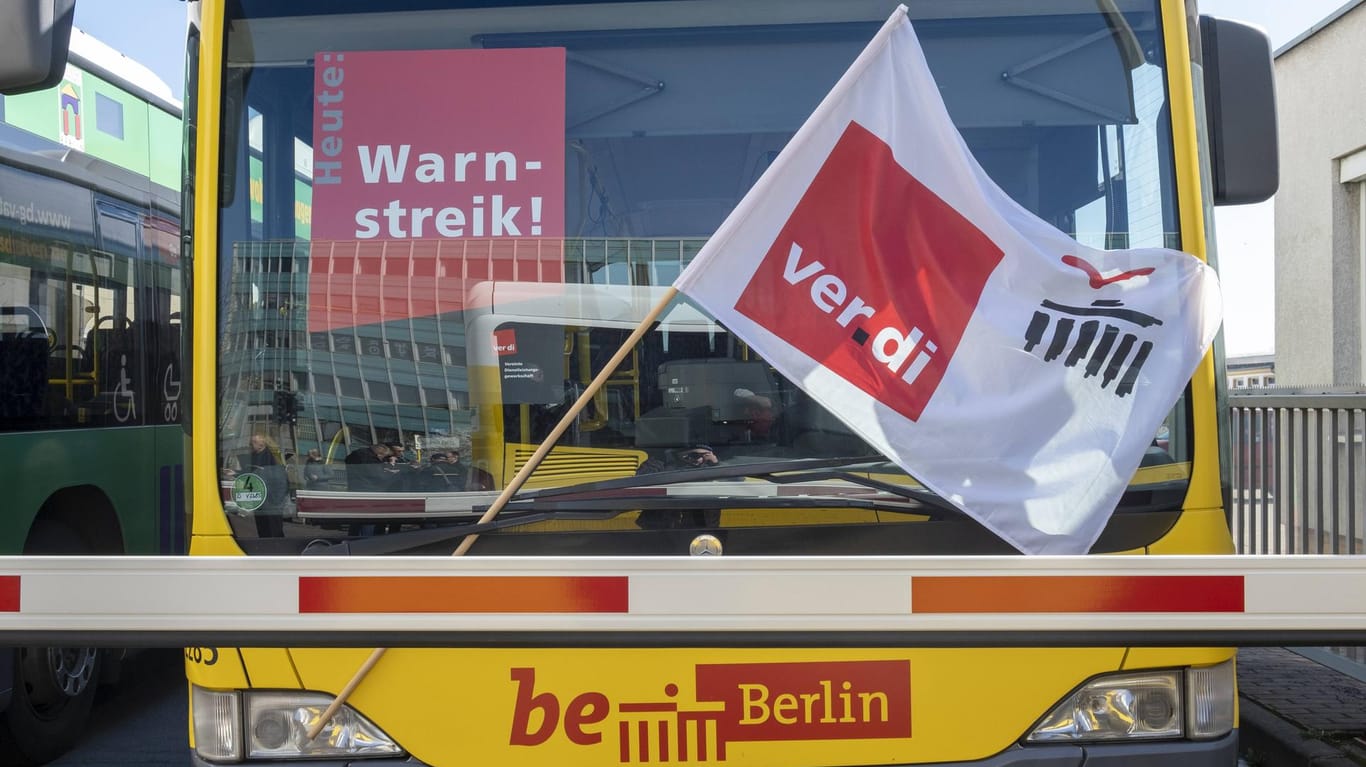 Ganztägiger Warnstreik bei den Berliner Verkehrsbetrieben: Dabei wurden 140 U-Bahnen mit Graffiti besprüht.