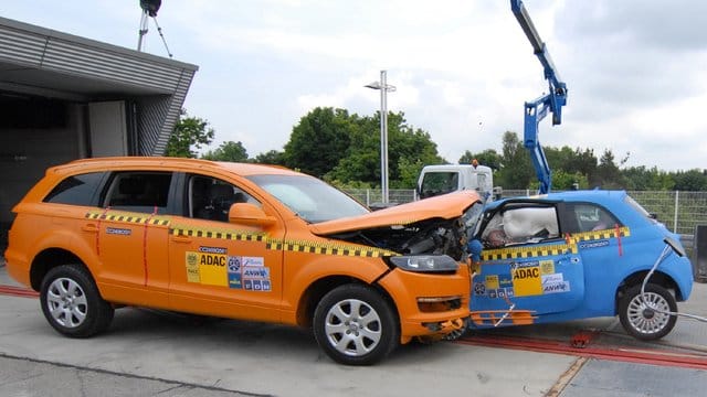 Crashtest: Ein Fiat 500 und ein Audi Q7 bei einem Crashtest.