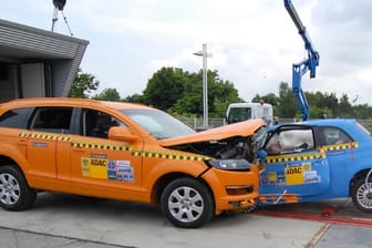 Crashtest: Ein Fiat 500 und ein Audi Q7 bei einem Crashtest.