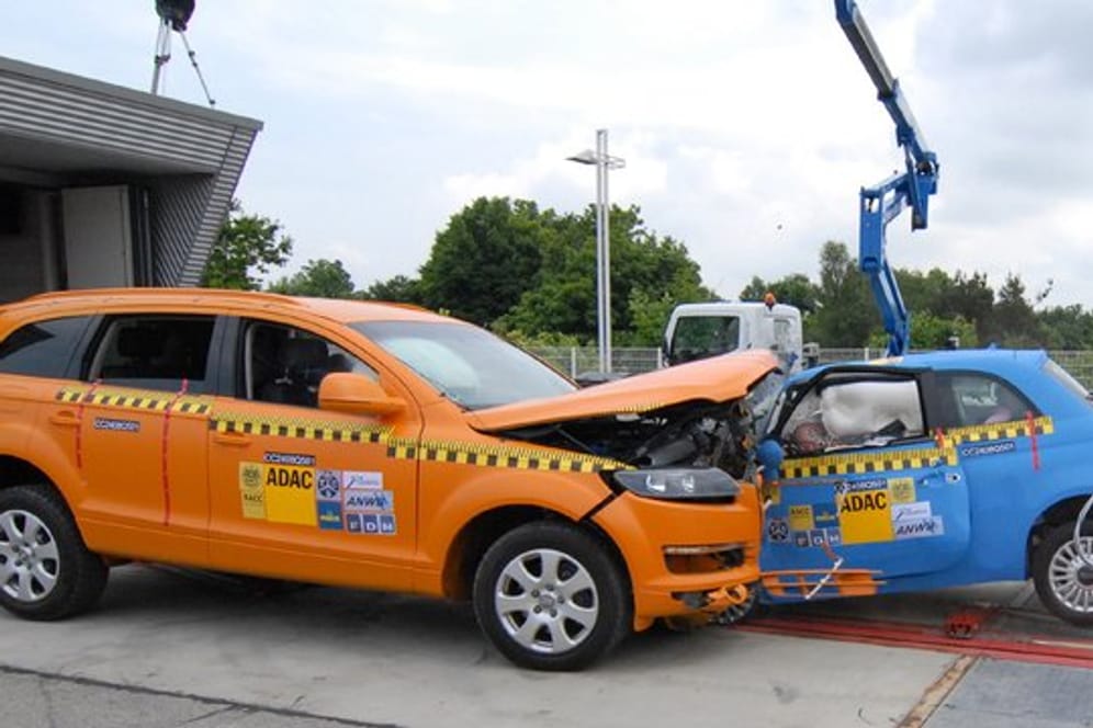 Crashtest: Ein Fiat 500 und ein Audi Q7 bei einem Crashtest.