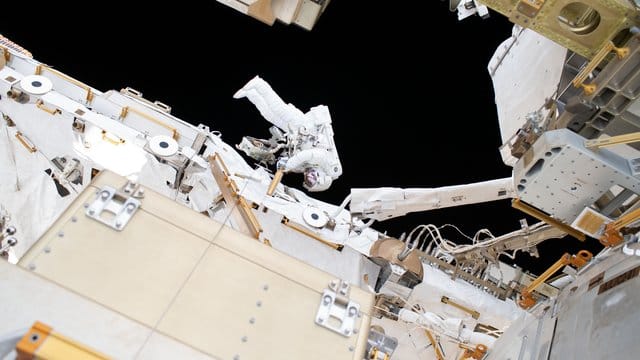 Arbeiten an der ISS: Der Abschuss eines Satelliten durch Indien gefährdet die Internationale Raumstation.