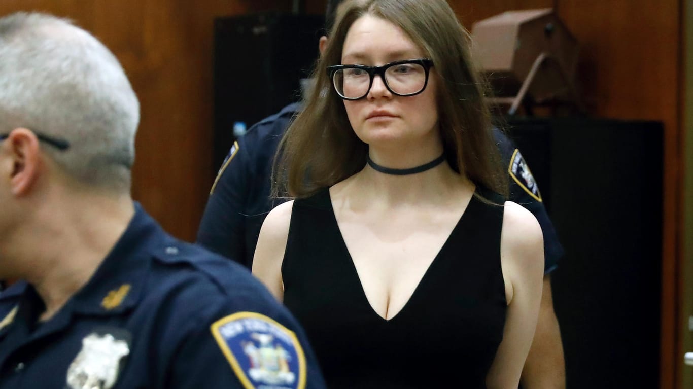 Anna Sorokin: Als schwerreiche Erbin Anna Delvey hat sie sich in New Yorks High Society einen Namen gemacht. Nun steht sie vor Gericht.