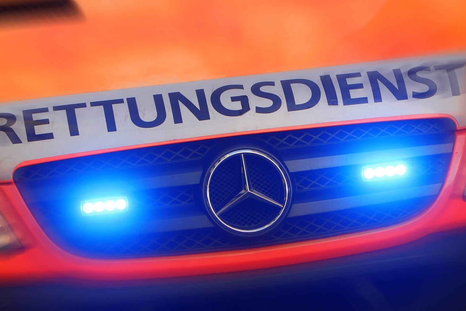 Rettungswagen mit Blaulicht: Ein Zeuge fand den Mann unter dem Scheunentor liegend, er starb noch am Unfallort.