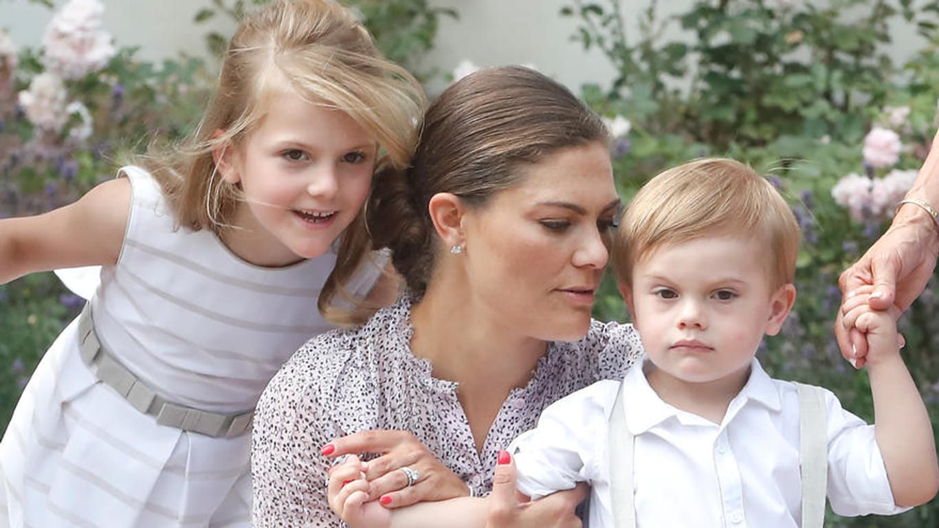 Prinzessin Victoria mit ihren Kindern Estelle und Oscar: Die beiden sollen möglichst normal aufwachsen.