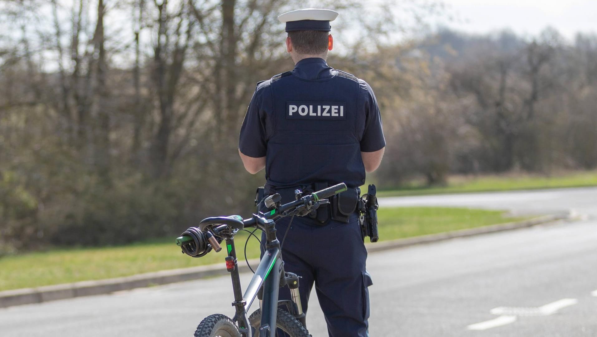 Fünf Männer haben in Düsseldorf einen Fahrradunfall vorgetäuscht, um einen Passanten auszurauben. Sie verletzten ihr Opfer bei dem Überfall schwer. (Symbolbild) Fünf Männer haben in Düsseldorf einen Fahrradunfall vorgetäuscht, um einen Passanten auszurauben. Sie verletzten ihr Opfer bei dem Überfall schwer. (Symbolbild)