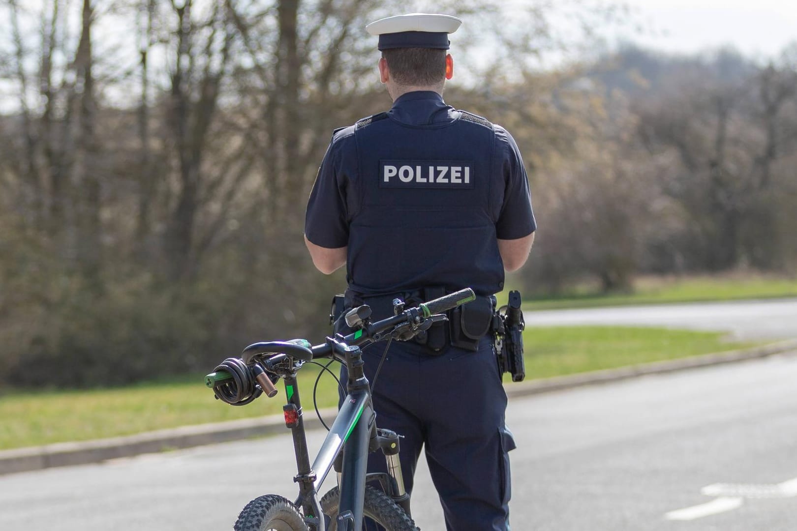 Fünf Männer haben in Düsseldorf einen Fahrradunfall vorgetäuscht, um einen Passanten auszurauben. Sie verletzten ihr Opfer bei dem Überfall schwer. (Symbolbild)