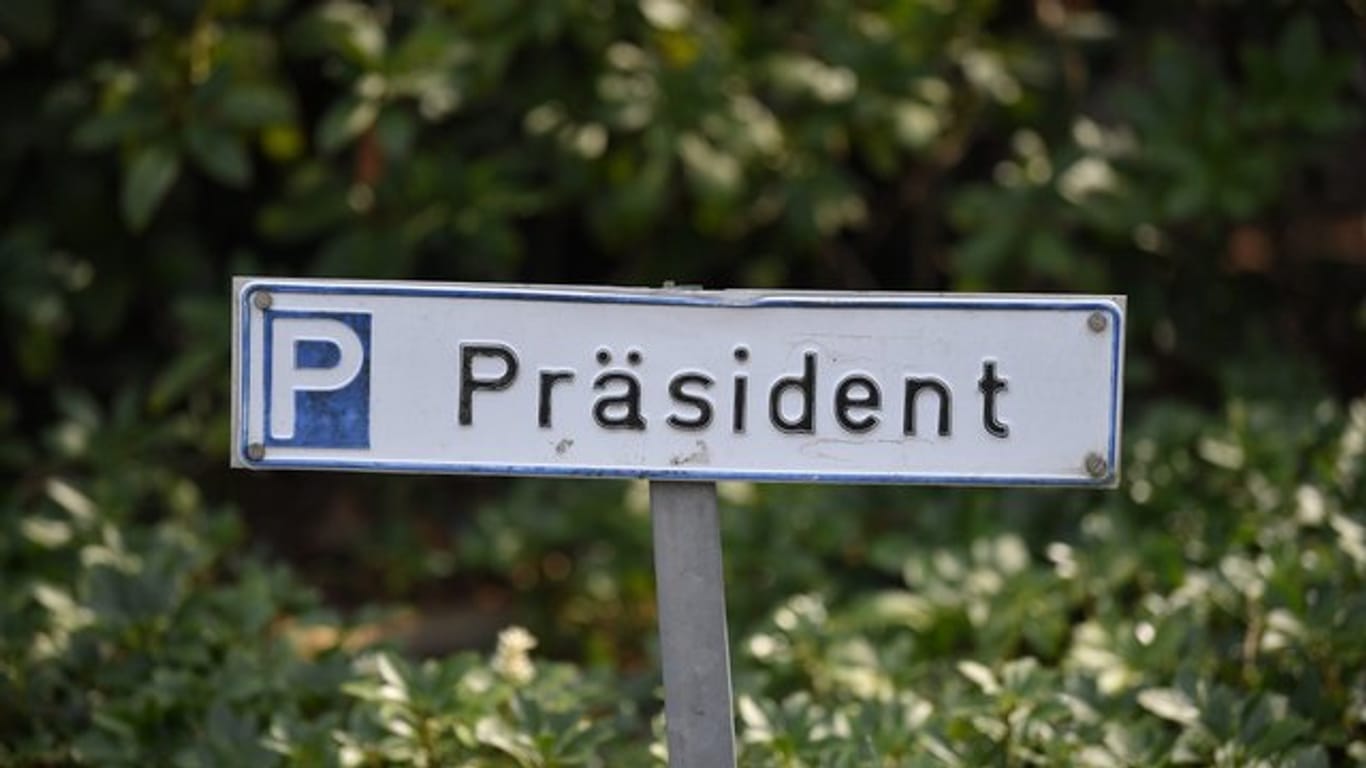Das Parkplatzschild für den Präsidenten des Deutschen Fußball-Bundes vor der DFB-Zentrale.