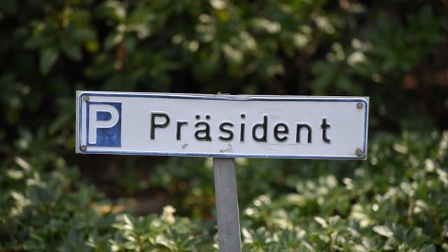 Das Parkplatzschild für den Präsidenten des Deutschen Fußball-Bundes vor der DFB-Zentrale. Das Parkplatzschild für den Präsidenten des Deutschen Fußball-Bundes vor der DFB-Zentrale.