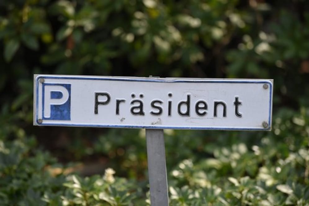 Das Parkplatzschild für den Präsidenten des Deutschen Fußball-Bundes vor der DFB-Zentrale.