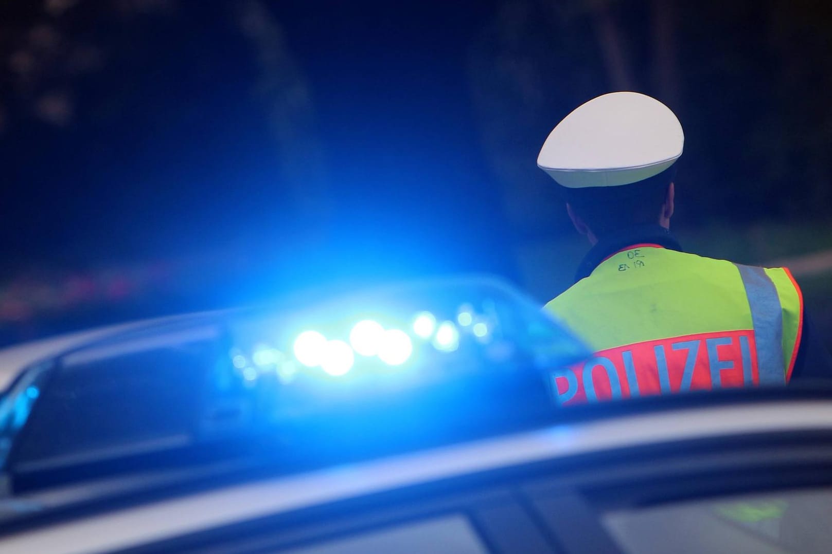 In einer Wohnung in Krefeld haben drei Männer eine Frau über Stunden vergewaltigt und geschlagen. Jetzt hat sich der letzte Verdächtige gestellt. (Symbolbild)
