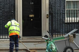 Saubermachen vor dem Sitz der Premierministerin in der Downing Street: Großbritannien findet 12 Tage vor dem harten Brexit keinen Weg aus dem Chaos.