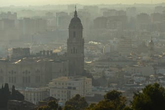 Blick auf Malaga im Süden Spaniens: Der systematische Betrug hat für die Betroffenen oft lebensgefährliche Folgen.