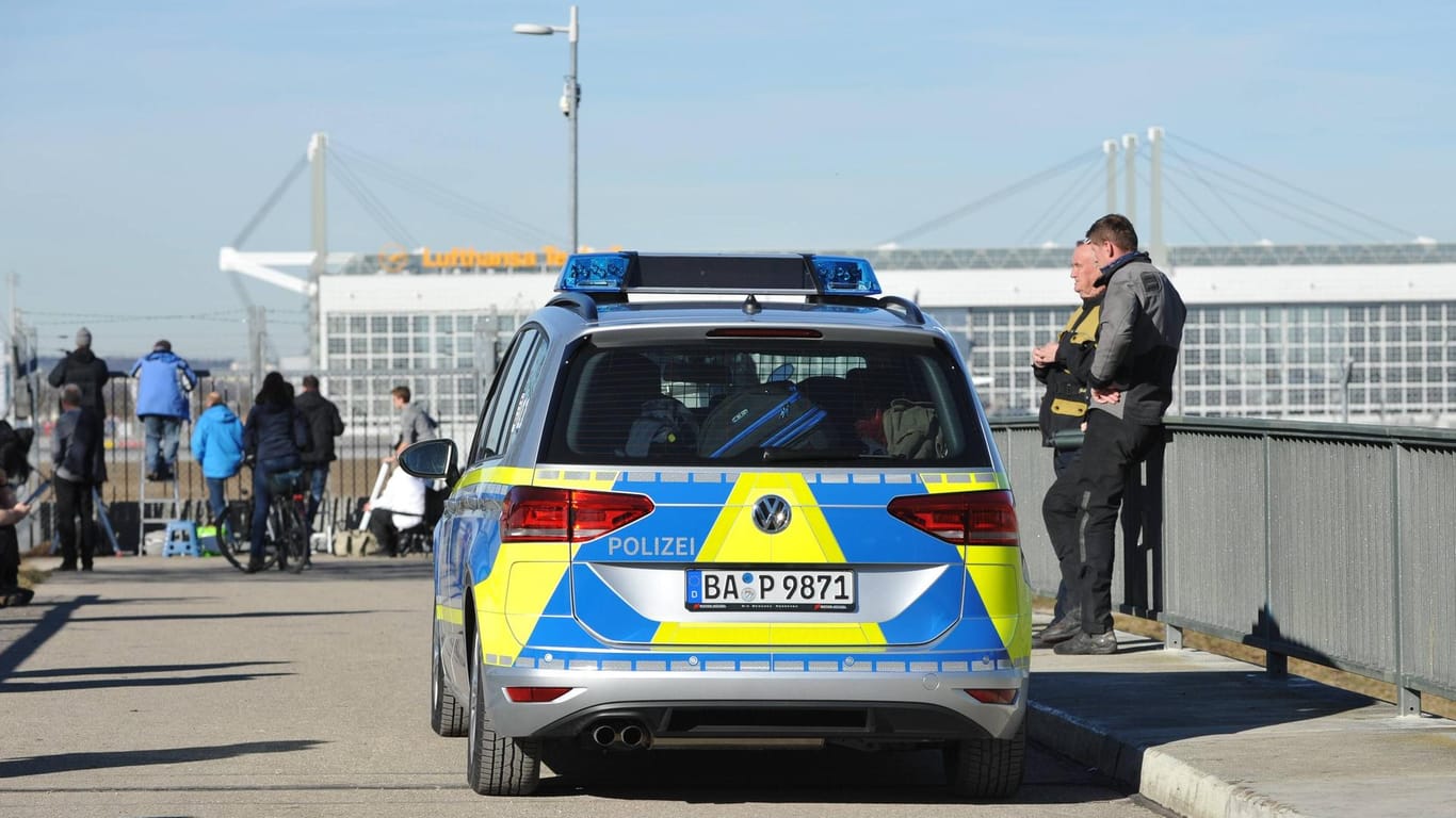 Polizeieinsatz am Münchner Flughafen: Inmitten eines Terminals hat ein Mann sich erleichtert. (Symbolbild)