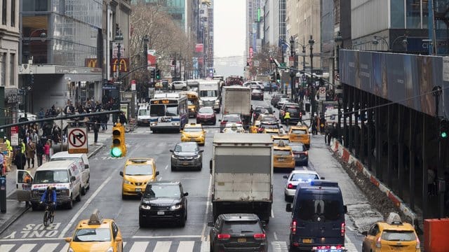 Dichter Verkehr auf der 42nd Street: Als erste US-Metropole will New York eine Fahrzeug-Maut einführen. Dichter Verkehr auf der 42nd Street: Als erste US-Metropole will New York eine Fahrzeug-Maut einführen.