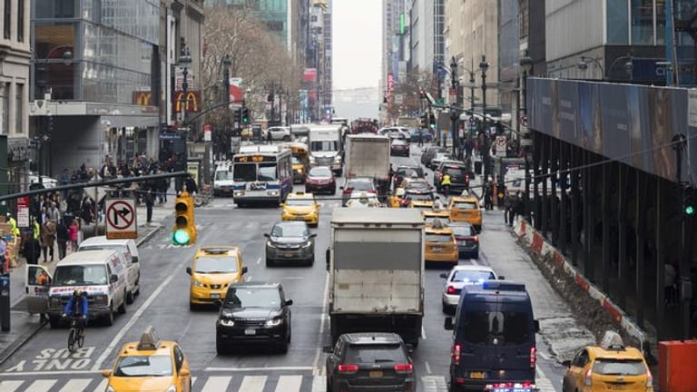 Dichter Verkehr auf der 42nd Street: Als erste US-Metropole will New York eine Fahrzeug-Maut einführen.