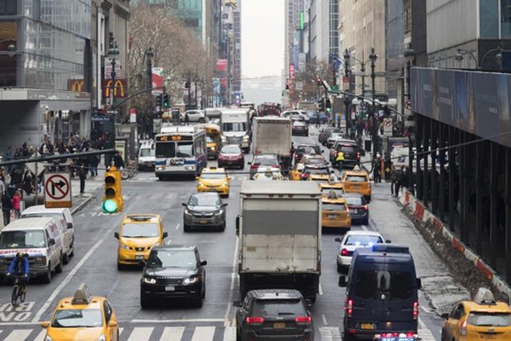 Dichter Verkehr auf der 42nd Street: Als erste US-Metropole will New York eine Fahrzeug-Maut einführen.
