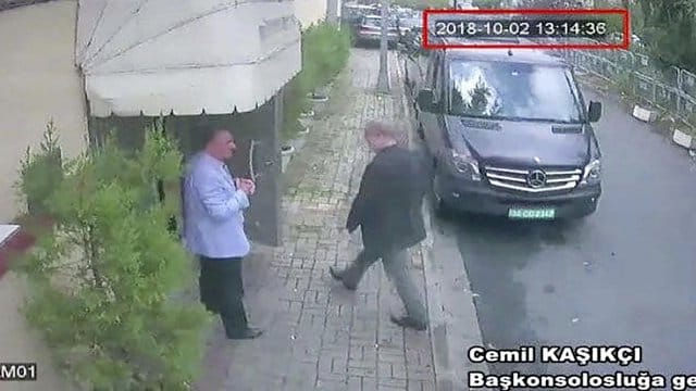 Das letzte Bild: Der saudische Journalist Jamal Khashoggi betritt das saudi-arabische Konsulat in Istanbul. Das letzte Bild: Der saudische Journalist Jamal Khashoggi betritt das saudi-arabische Konsulat in Istanbul.