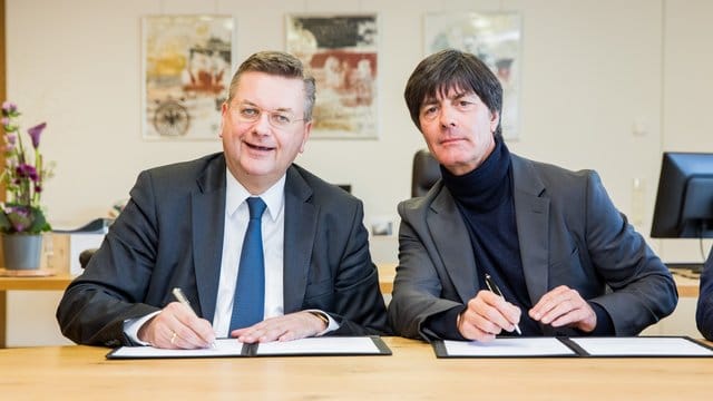 Vor der WM 2018 verlängerte der DFB um Reinhard Grindel den Vertrag von Bundestrainer Joachim Löw bis 2022. Vor der WM 2018 verlängerte der DFB um Reinhard Grindel den Vertrag von Bundestrainer Joachim Löw bis 2022.