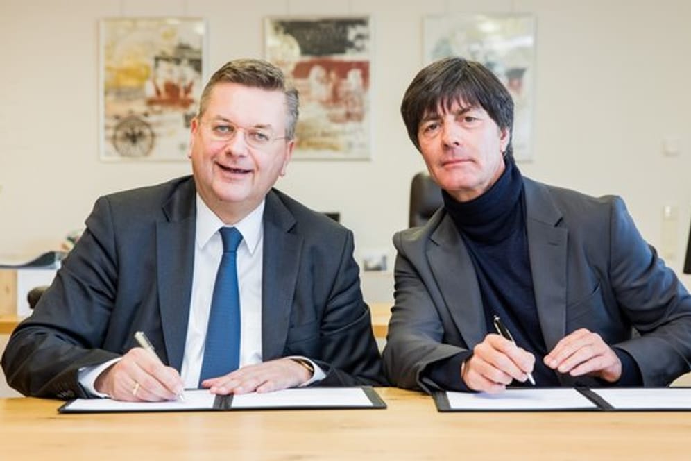 Vor der WM 2018 verlängerte der DFB um Reinhard Grindel den Vertrag von Bundestrainer Joachim Löw bis 2022.
