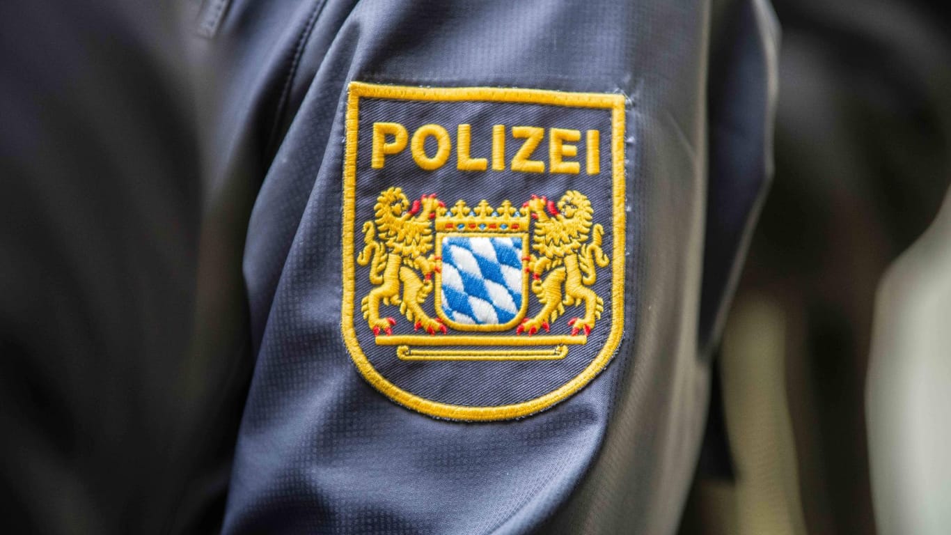 Logo der Bayerischen Polizei (Symbolbild): Einem Bericht der "Süddeutschen Zeitung" zufolge war der Mann auch längere Zeit als Jugendwart bei der Feuerwehr tätig.