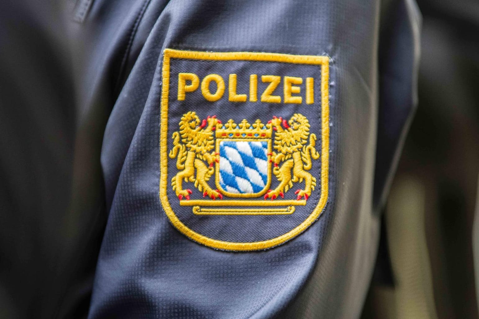 Logo der Bayerischen Polizei (Symbolbild): Einem Bericht der "Süddeutschen Zeitung" zufolge war der Mann auch längere Zeit als Jugendwart bei der Feuerwehr tätig.