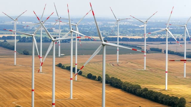 Windräder drehen sich in einem Windpark östlich von Parchim.